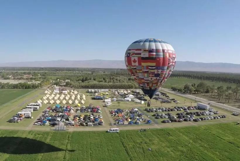 Hotelli Base Camp Pop Up Rv & Tent Camping Resort