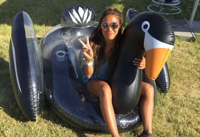 Hotelli Base Camp Pop Up Rv & Tent Camping Resort