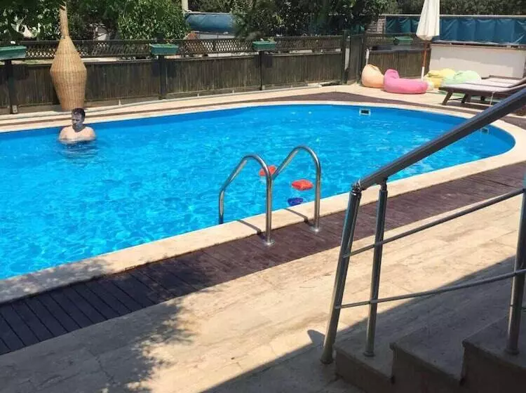 Hotelli Dardanos Pension