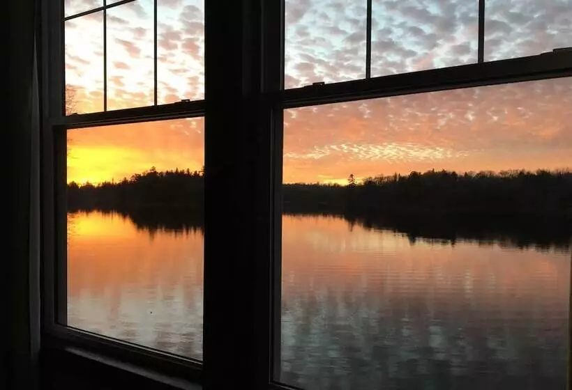 Hotelli Hanging Horn Lakeside Resort