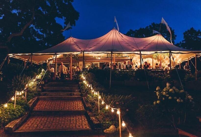 Отель Menemsha Inn & Cottages