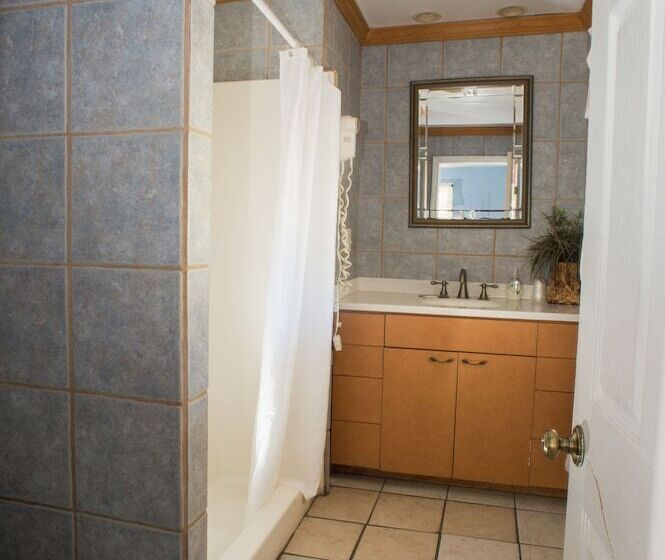 Мотель Nautical Beach Properties