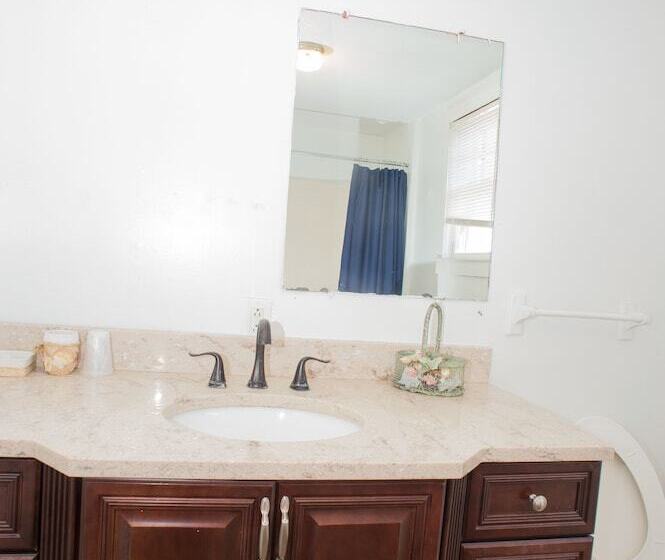 Мотель Nautical Beach Properties