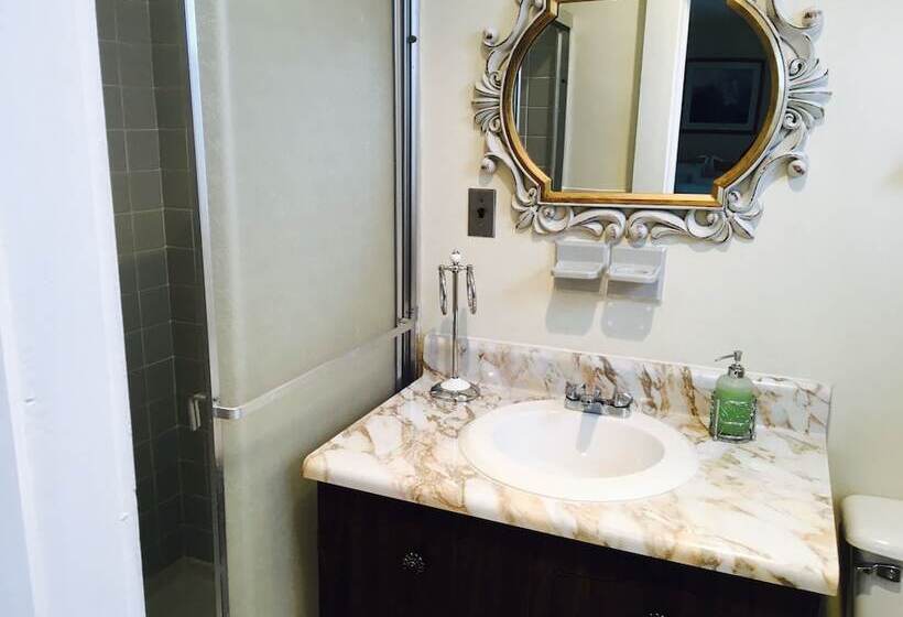 פנסיון Kenoza Lake View Manor