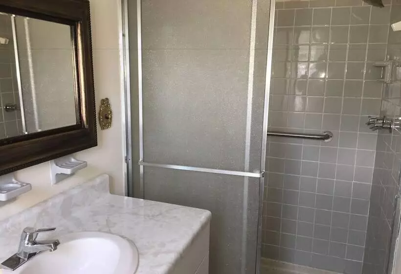 Majatalo Kenoza Lake View Manor