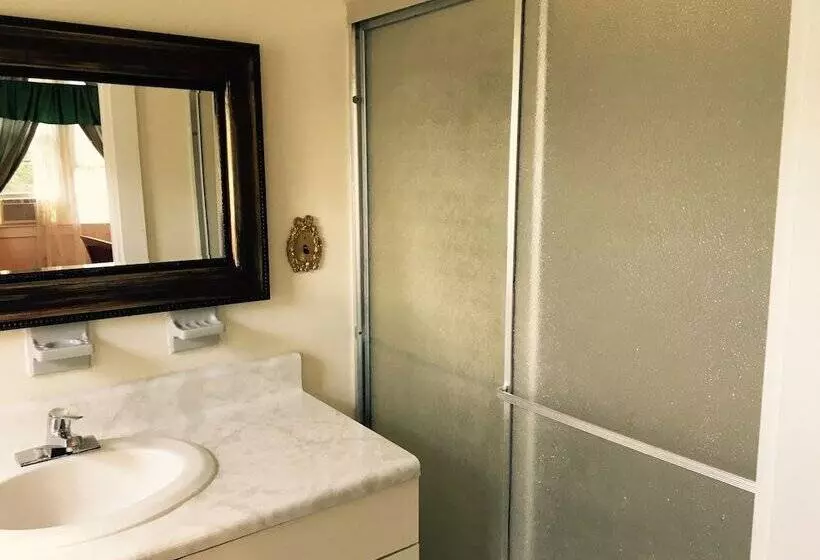 Majatalo Kenoza Lake View Manor