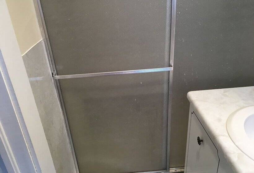 פנסיון Kenoza Lake View Manor