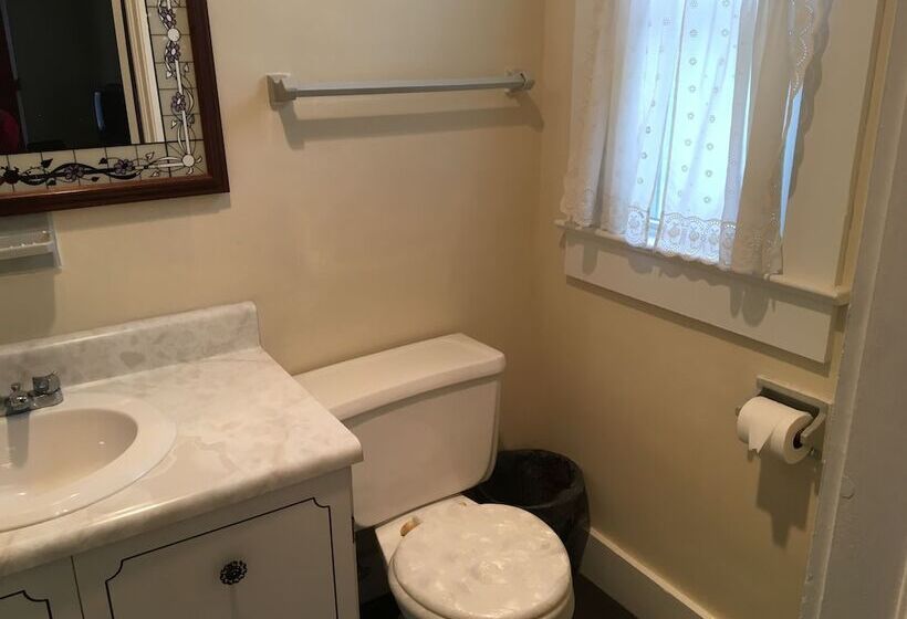 פנסיון Kenoza Lake View Manor