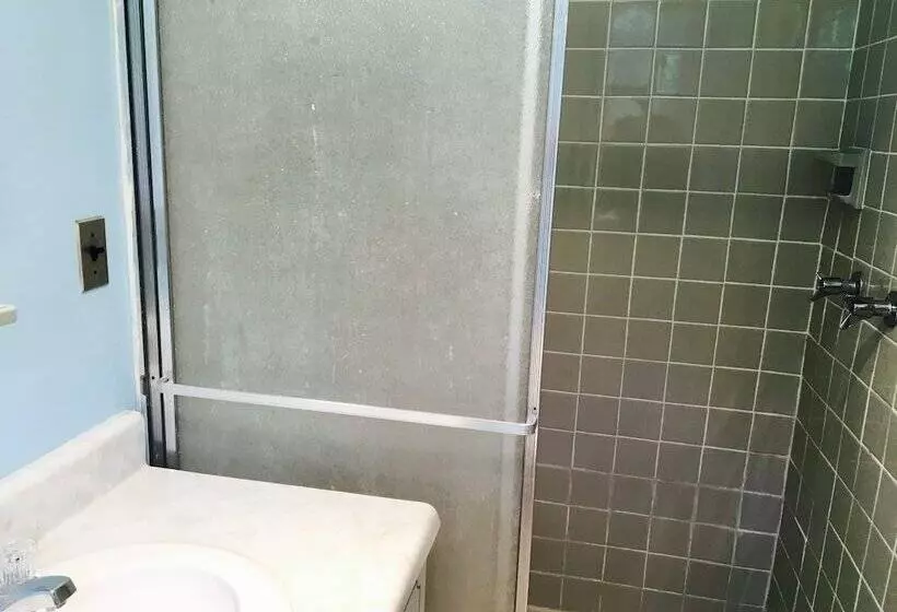 Majatalo Kenoza Lake View Manor