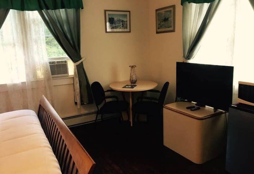 פנסיון Kenoza Lake View Manor