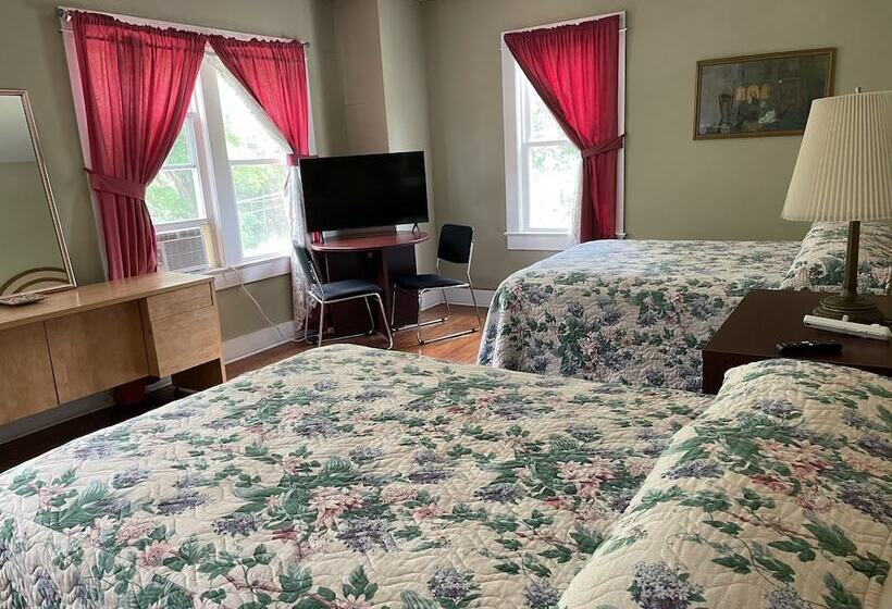 פנסיון Kenoza Lake View Manor