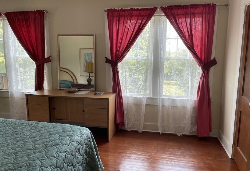 פנסיון Kenoza Lake View Manor