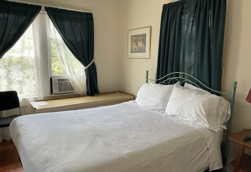 פנסיון Kenoza Lake View Manor