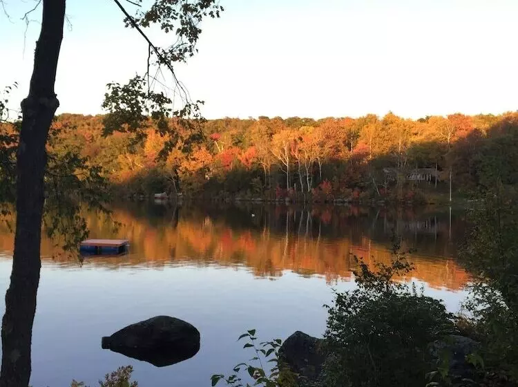 Majatalo The Retreat At Norwich Lake