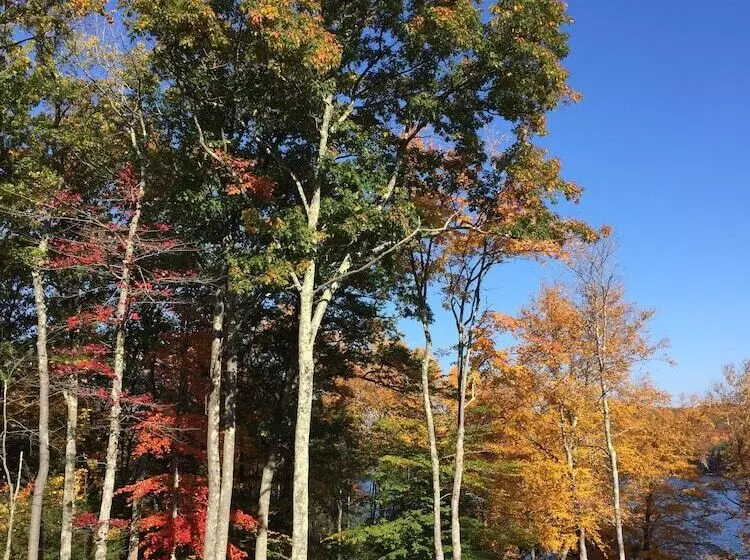 Majatalo The Retreat At Norwich Lake