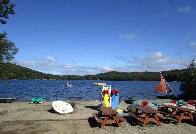 Majatalo The Retreat At Norwich Lake