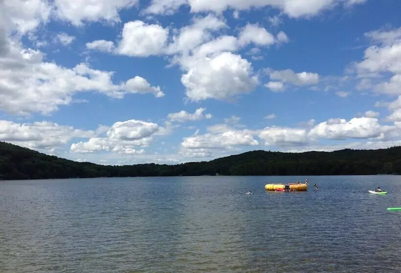 Majatalo The Retreat At Norwich Lake