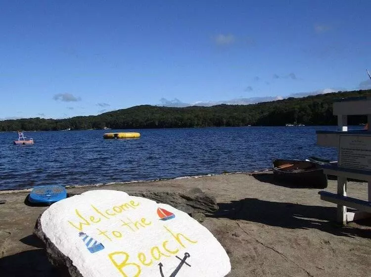 Majatalo The Retreat At Norwich Lake