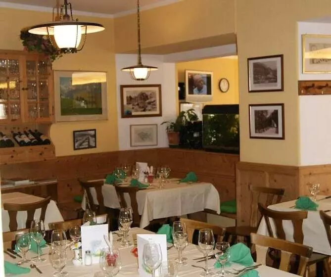 ホテル Albergo Piz Cam