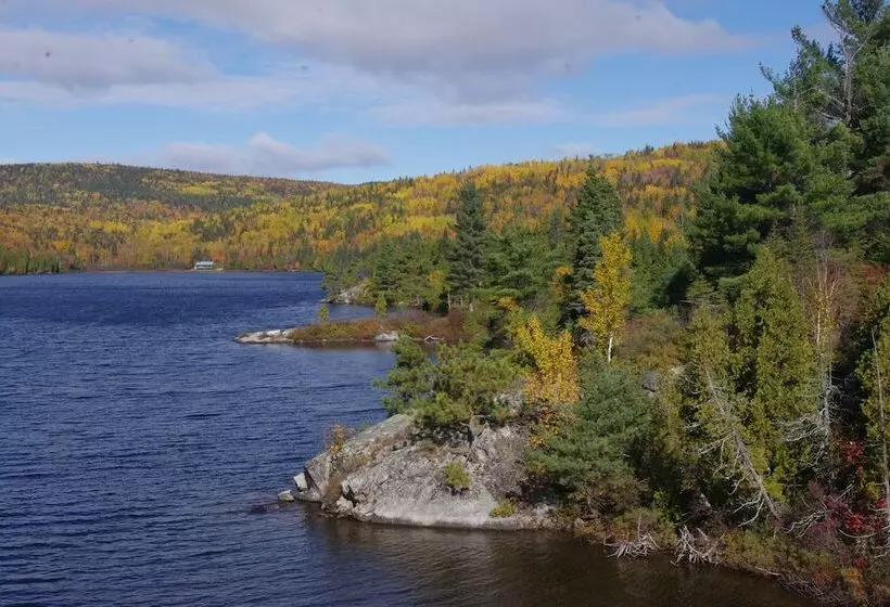 Hotelli Auberge La Taniere A Tadoussac
