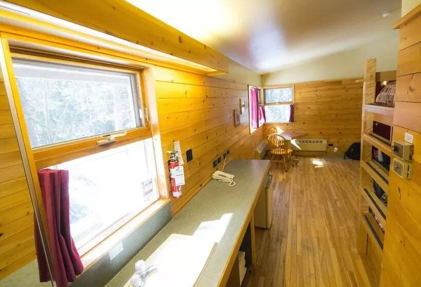 Hotelli The Canadian Ecology Centre Cabins