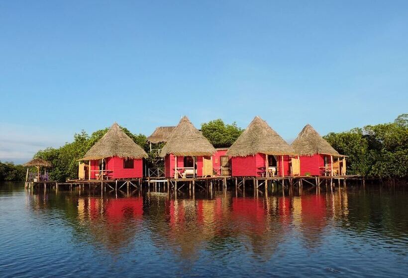 هتل Urraca Monkey Island Eco Resort