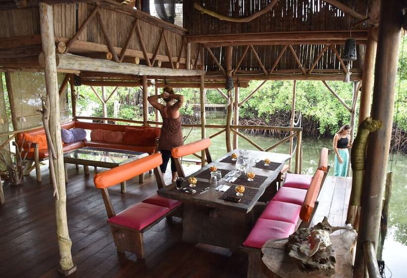 هتل Urraca Monkey Island Eco Resort