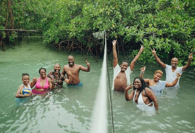 هتل Urraca Monkey Island Eco Resort