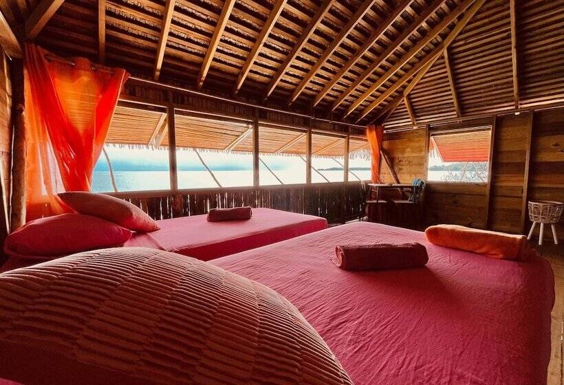 هتل Urraca Monkey Island Eco Resort