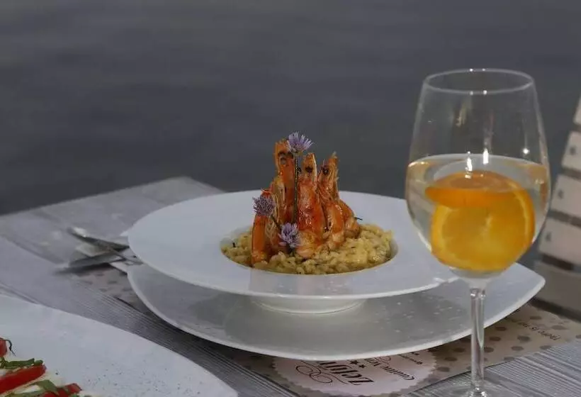 Hotelli Zefyros Sea View