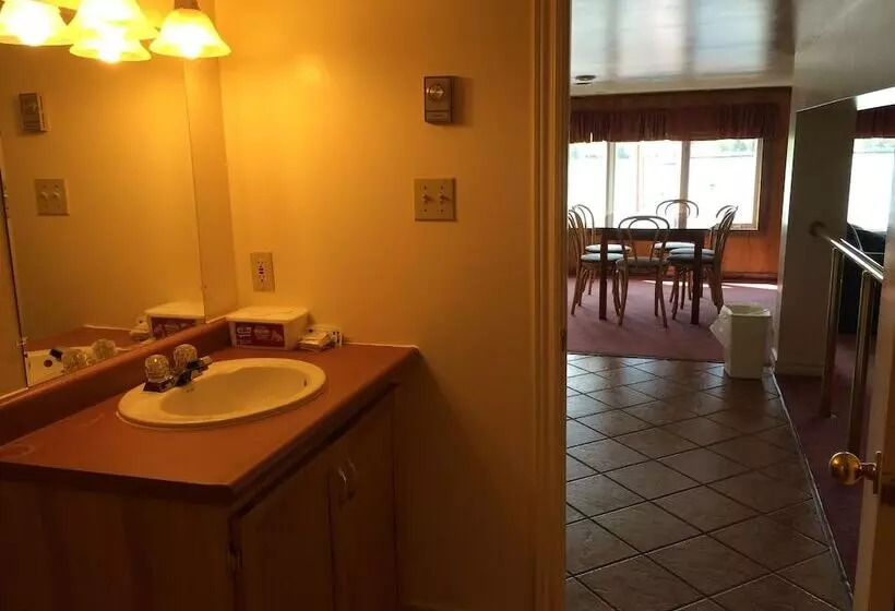 The Dockside Inn & Restaurant