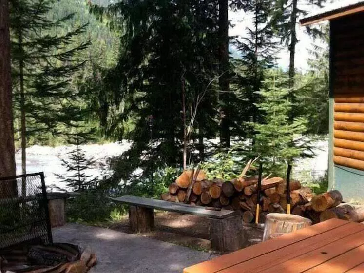 Aamiaismajoitus (B&B) Mount Robson Mountain River Lodge