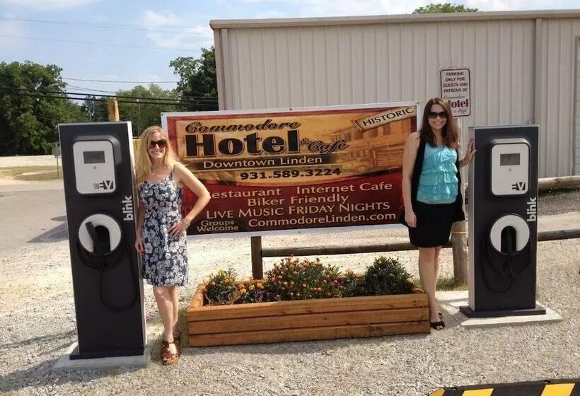 Commodore Hotel & Café