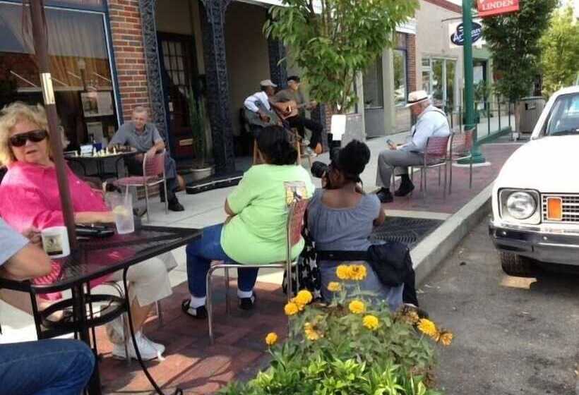 Commodore Hotel & Café