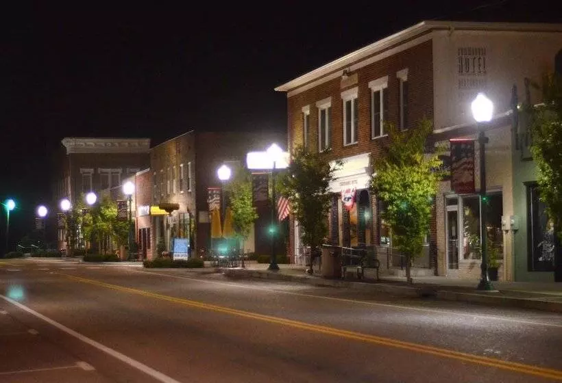 Commodore Hotel & Café