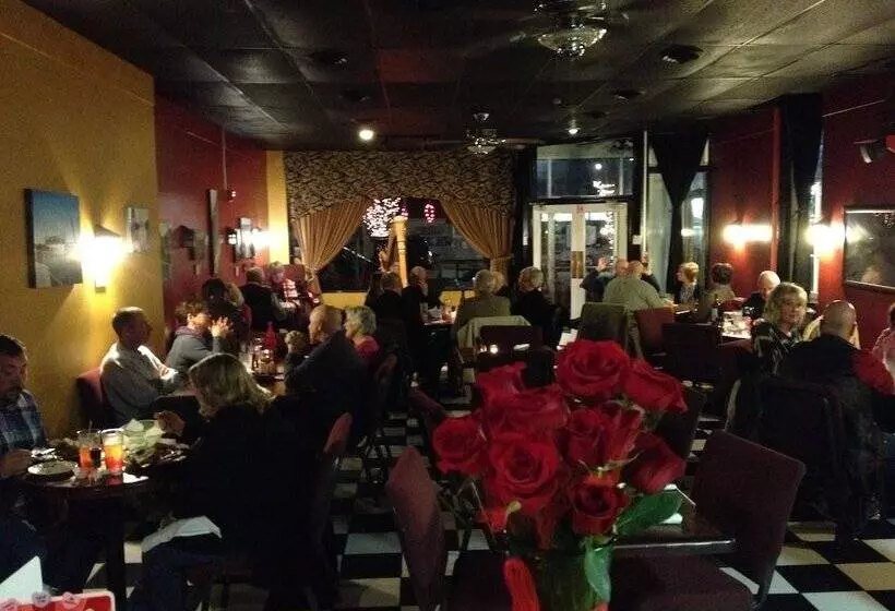 Commodore Hotel & Café