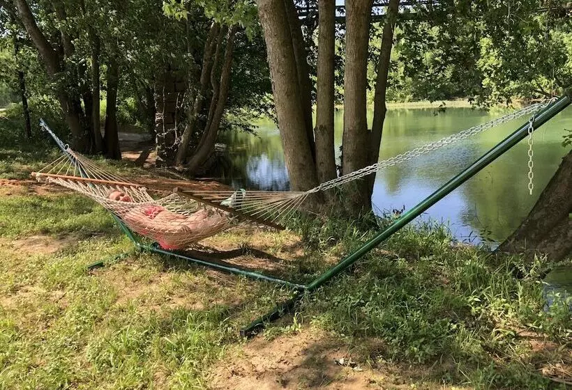 Commodore Hotel & Café