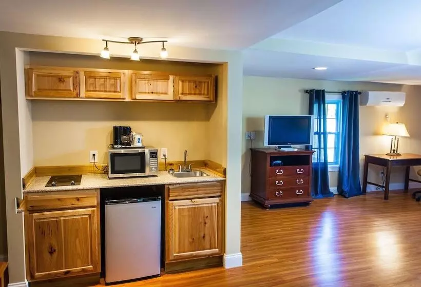 Commodore Hotel & Café