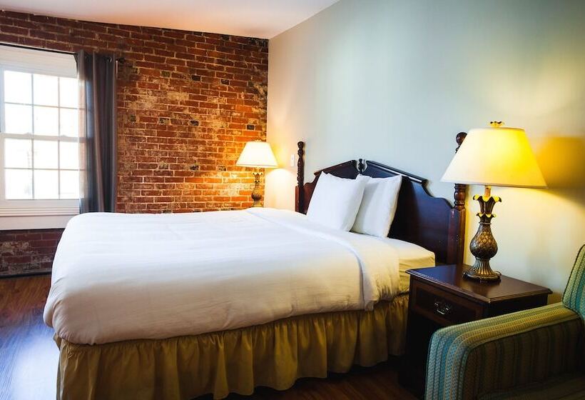 Commodore Hotel & Café