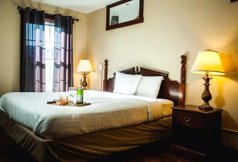 Commodore Hotel & Café