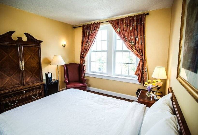 Commodore Hotel & Café