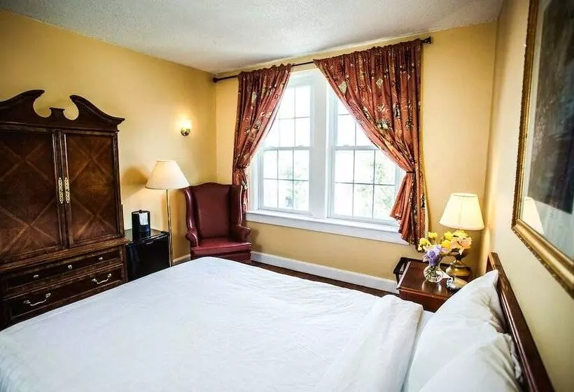 Commodore Hotel & Café