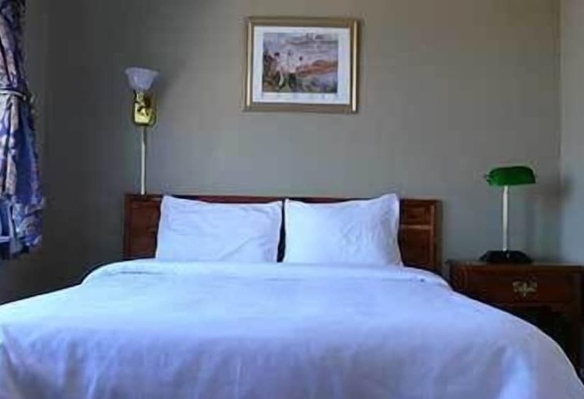 Commodore Hotel & Café