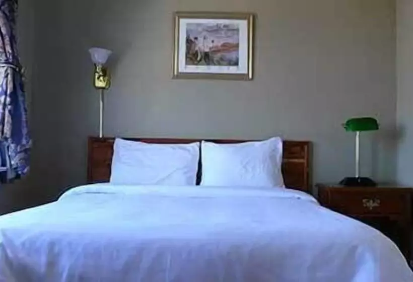 Commodore Hotel & Café