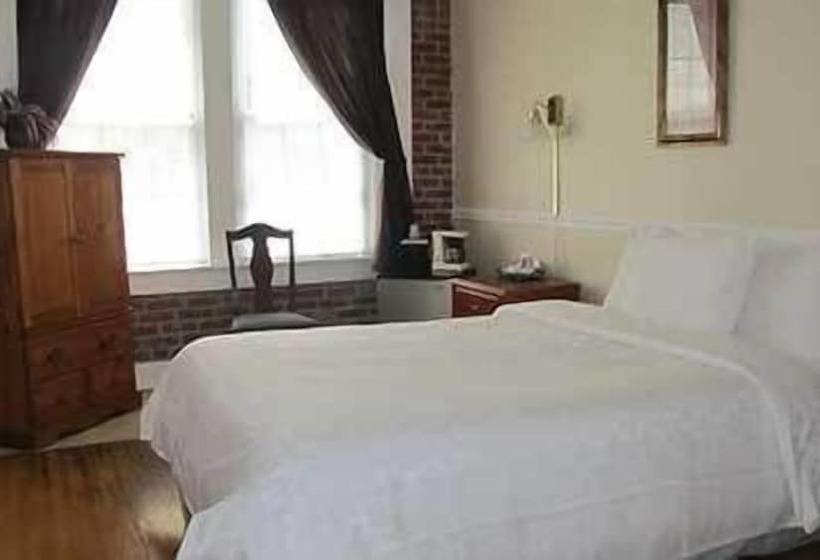 Commodore Hotel & Café