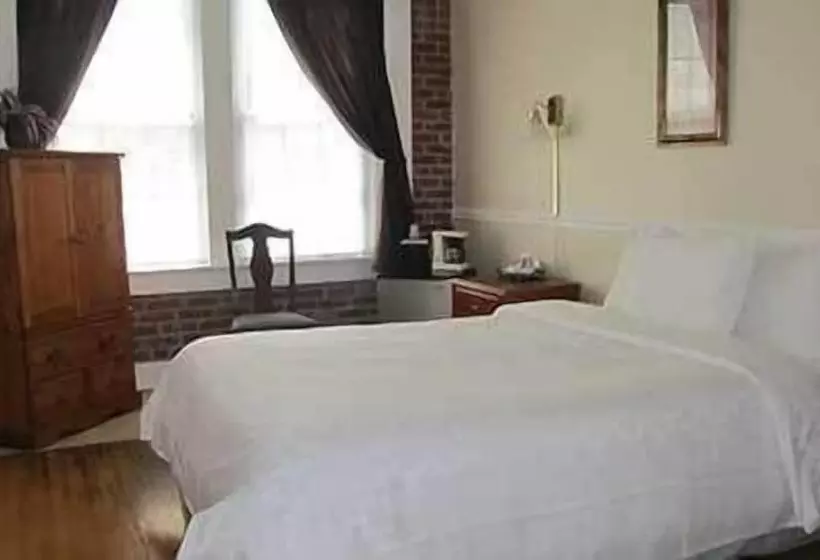 Commodore Hotel & Café