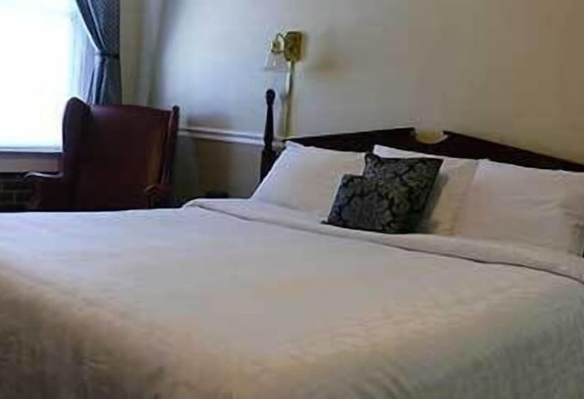 Commodore Hotel & Café