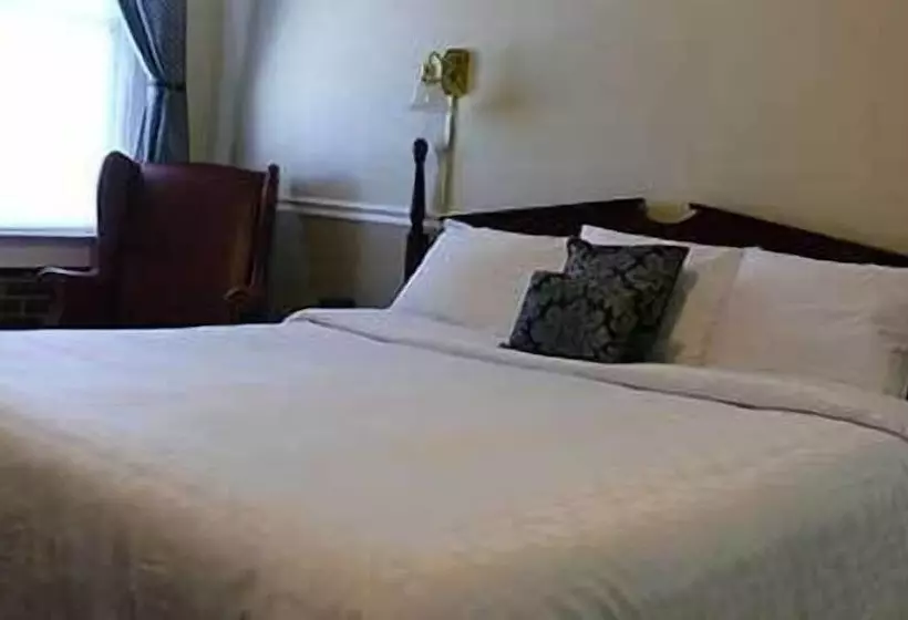 Commodore Hotel & Café