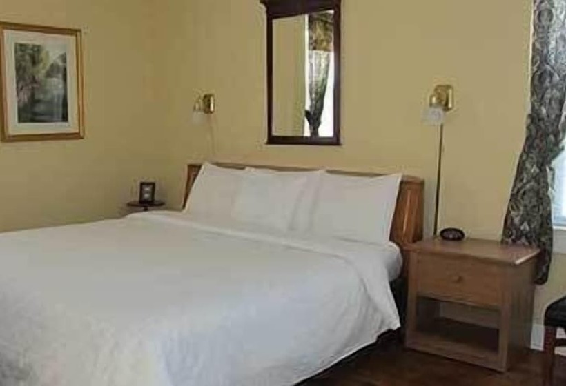 Commodore Hotel & Café