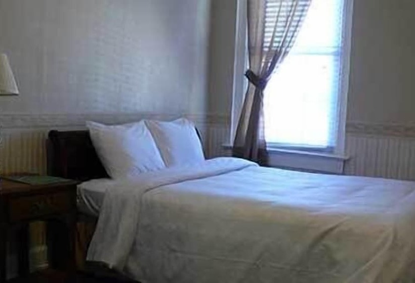 Commodore Hotel & Café